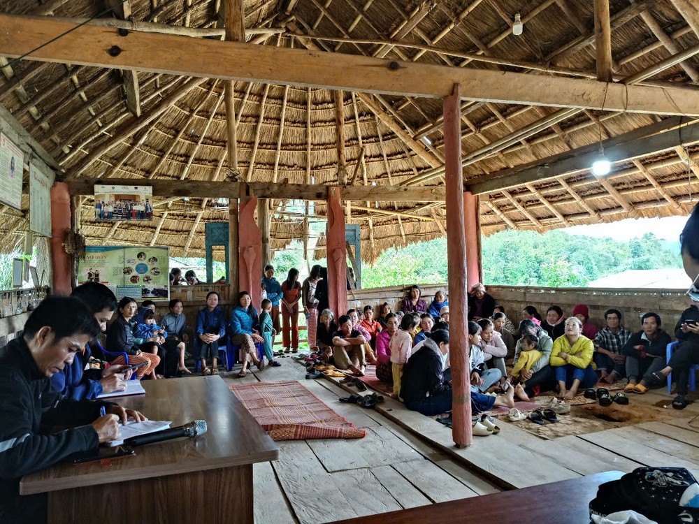 Immediately after detecting cattle showing signs of foot-and-mouth disease, the commune convenes a community meeting to outline prevention and containment measures. fd-7774-8685.jpeg.jpg