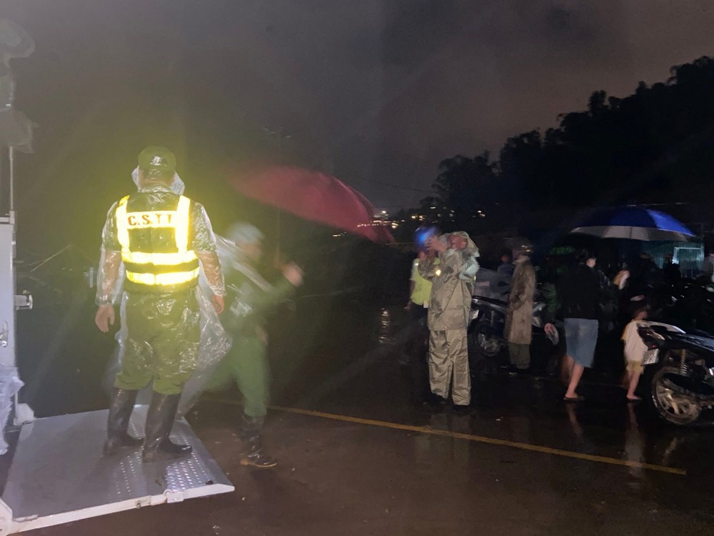 Lao Cai Province proactively evacuates residents of Sa Pa Ward to mitigate landslide risks as storm No.3 makes landfall. img-0642-1618-8397.jpeg.jpg