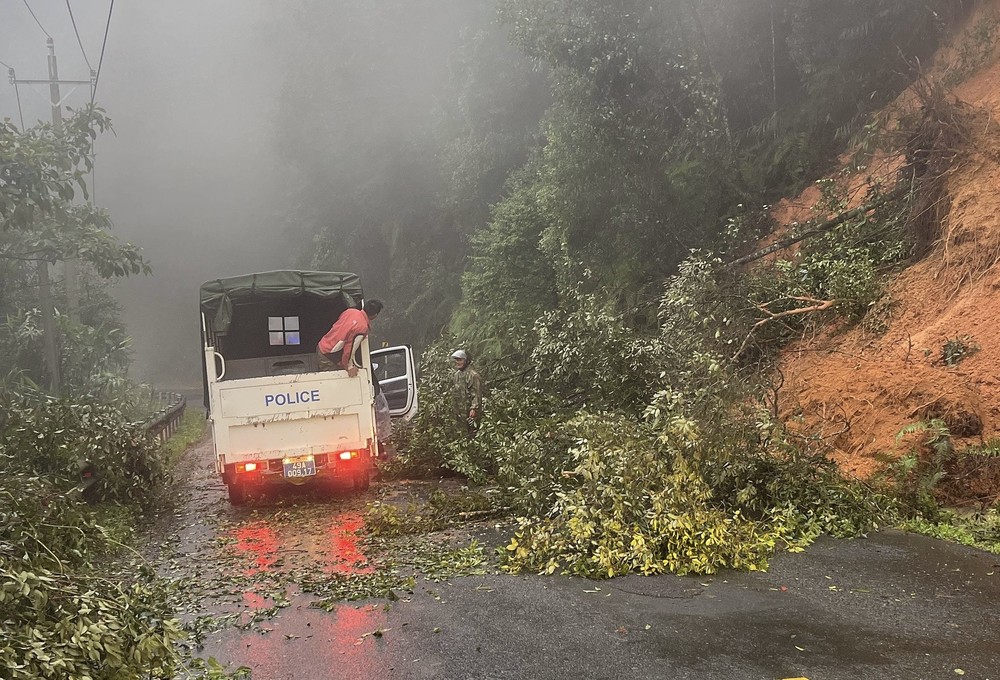 Authorities detect landslide site during patrol on National Highway 27. 253146209b78bf0f7f323e45717e0534-6559-5815.jpeg.jpg