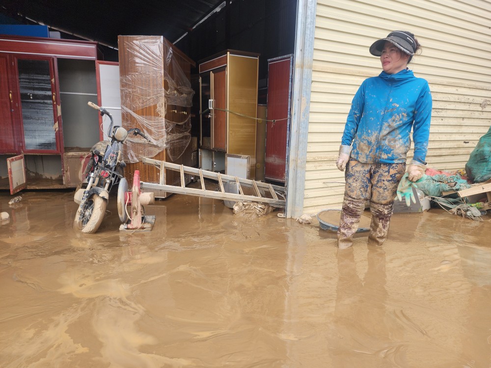 Tran Thi Le Hang, a resident of Tien Thanh Hamlet, breaks down in tears over heavy property losses from the historic flood. 20250724-152931-2436-1983.jpg.jpg