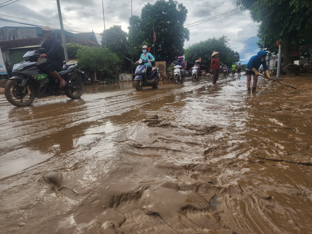 National Highway 7 through Tien Thanh Hamlet, Con Cuong Commune, Nghe An Province, is left caked in mud after the flood. 20250724-160555-7811-1439.jpg.jpg