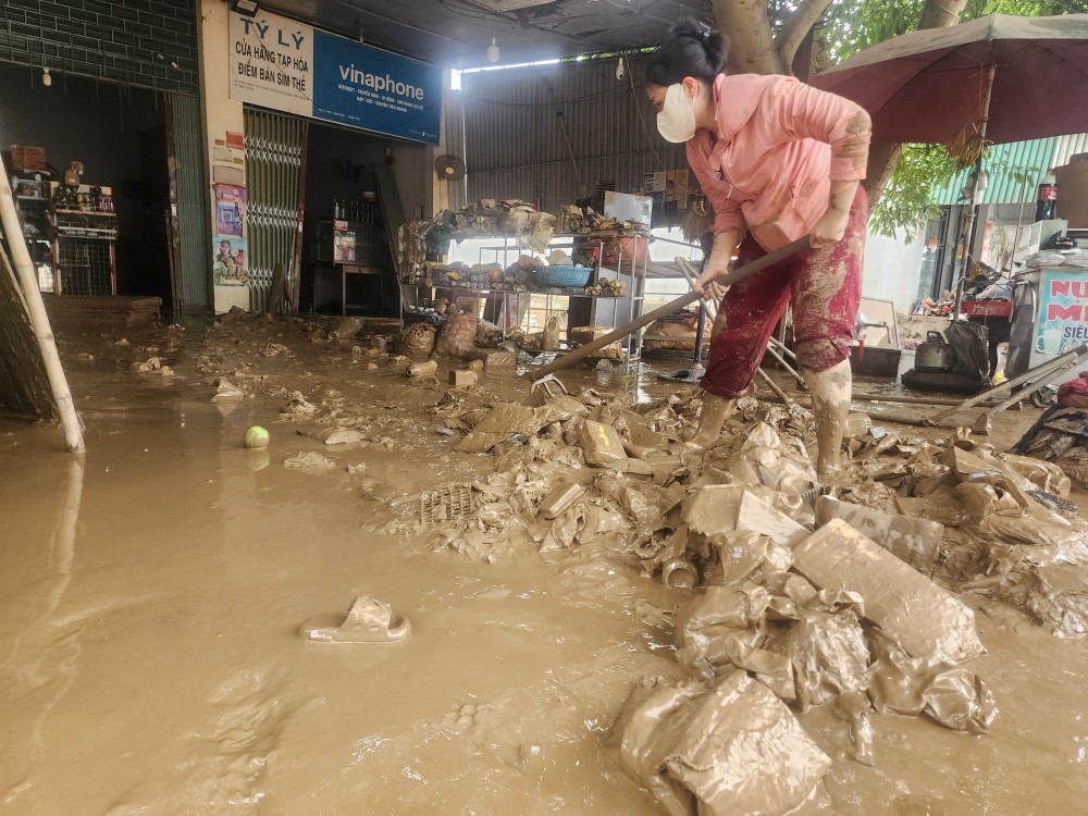 Residents of Tien Thanh Hamlet struggle to clear mud left behind by the flood. 20250724-161145-1446-2934.jpg.jpg