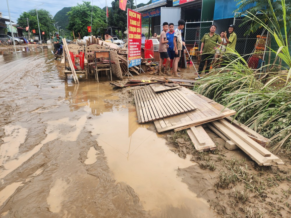 Thick mud blankets Tien Thanh Hamlet after the flood. 20250724-162009-3484-5552.jpg.jpg