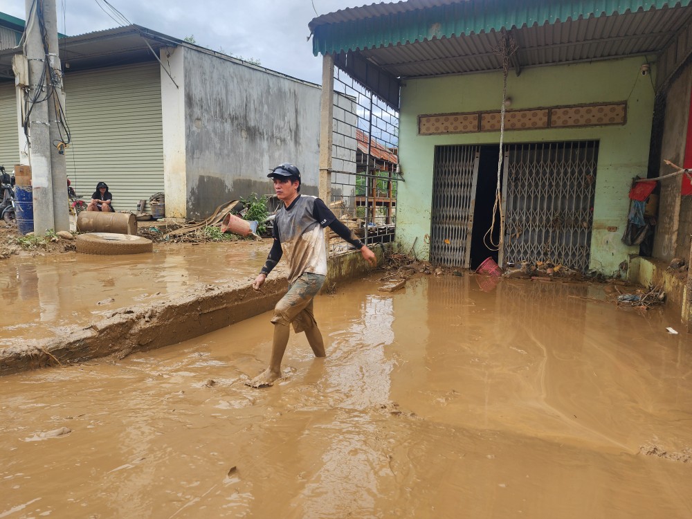 Chaos and destruction in Tien Thanh Hamlet after the flood. 20250724-162652-5178-4936.jpg.jpg