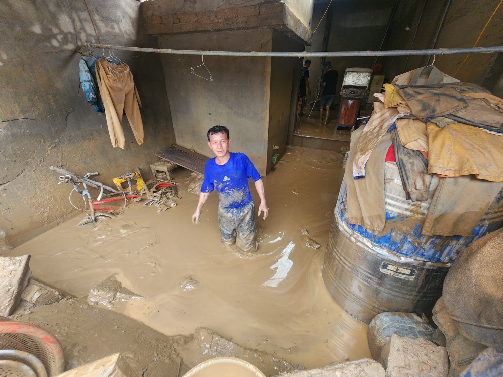 Phan Cong Vien, a resident of Tien Thanh Hamlet, works to clean up mud in the wake of the flood. 20250724-163137-9309-3400.jpg.jpg