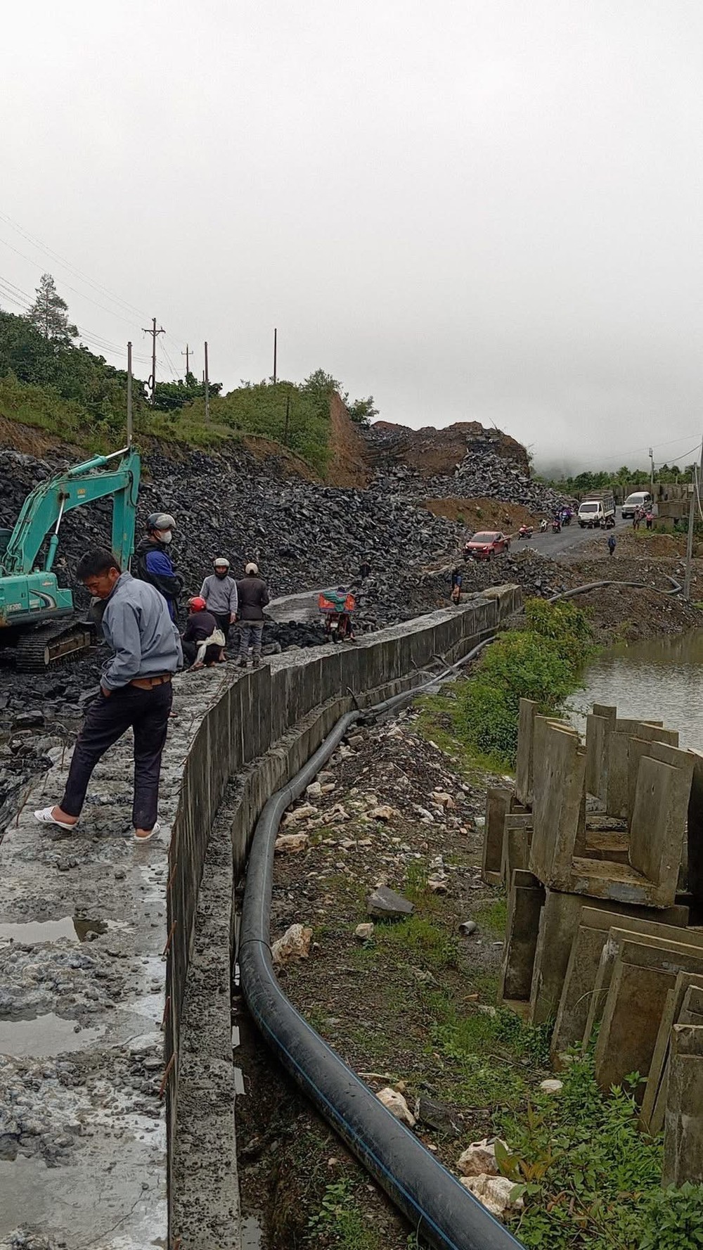 Emergency crews race to clear landslide debris in Sin Ho (Lai Chau) to reopen the road on the morning of July 25. img-0775-953-8429.jpeg.jpg