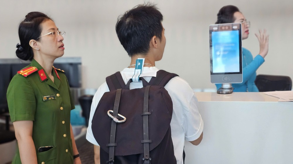A passengers uses the VNeID app with integrated biometric data at the airport. 174028b194b81de644a9-9817-7159.jpg.jpg