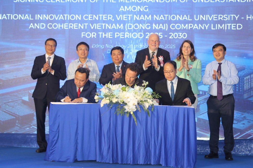 Deputy Prime Minister Nguyen Chi Dung and leaders of relevant agencies witness the signing of a memorandum of understanding on 2025–2030 cooperation between the National Innovation Center, Vietnam National University HCMC, and Coherent Vietnam Co., Ltd. img-1209-45-377.jpg.jpg