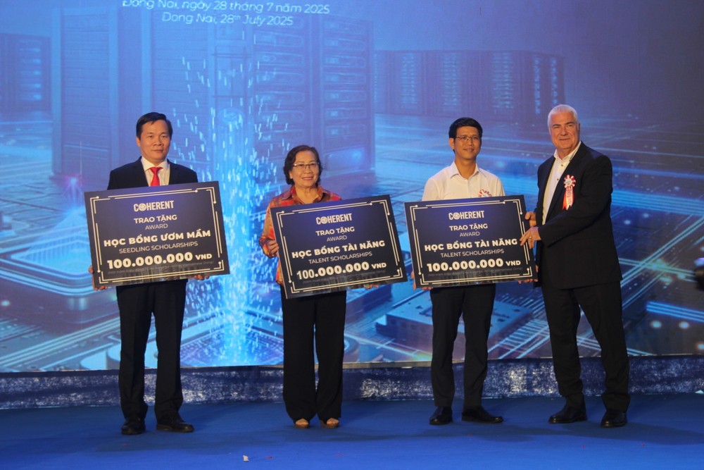 The representative of Coherent Vietnam Co., Ltd. presents scholarships to institutions and Nhon Trach Commune. img-1237-162-4982.jpg.jpg