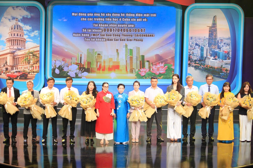 Cuban Consul General Ariadne Feo Labrada and Ms. Truong Thi Hien, Chairwoman of the HCMC Vietnam–Cuba Friendship Association, present flowers to contributors supporting the installation of solar power systems in Cuban primary schools. luu-niem-2936-4415.jpg.jpg
