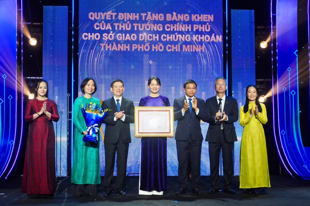 Deputy Prime Minister Ho Duc Phoc presents the Prime Minister’s Certificate of Merit to the Ho Chi Minh City Stock Exchange. hose-bk-thu-tuong-3603-5522.jpg.jpg