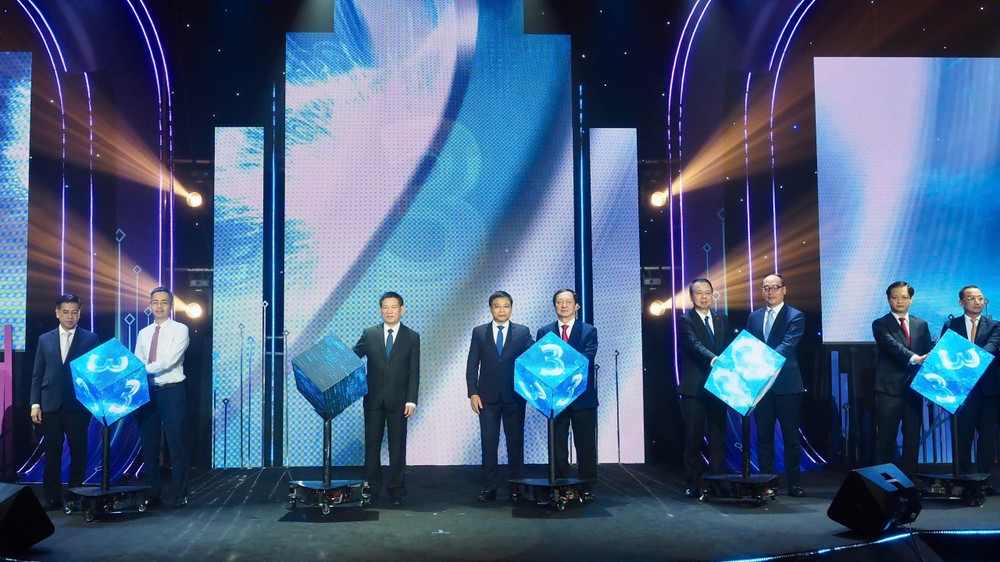 Deputy Prime Minister Ho Duc Phoc (third from left) inaugurates the new information technology system. hose-ho-duc-phoc-4885-9534.jpg.jpg