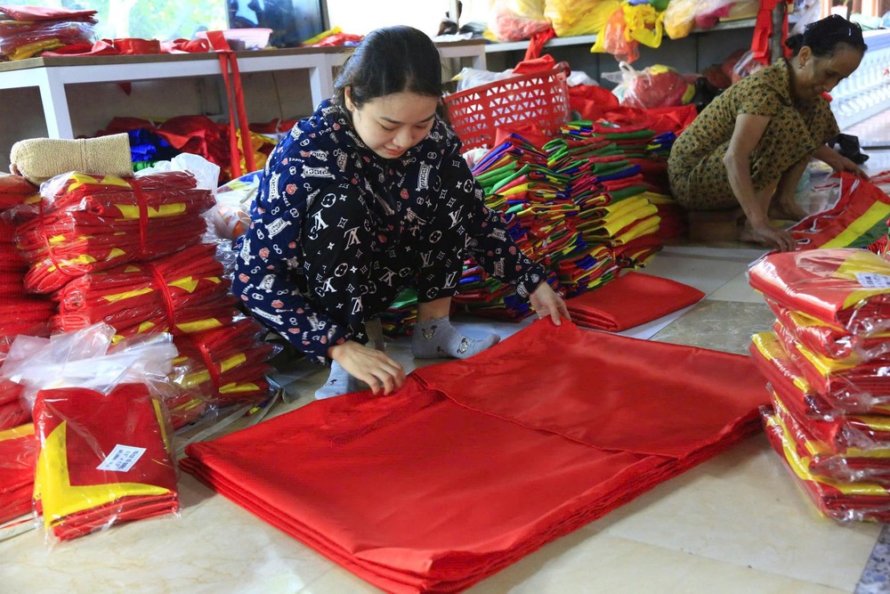 Flags are carefully folded and packaged, ready to be delivered to customers. 1bc879a9-1849-4e7a-b5ae-fb84b00802a2-3237-5310.jpg.jpg