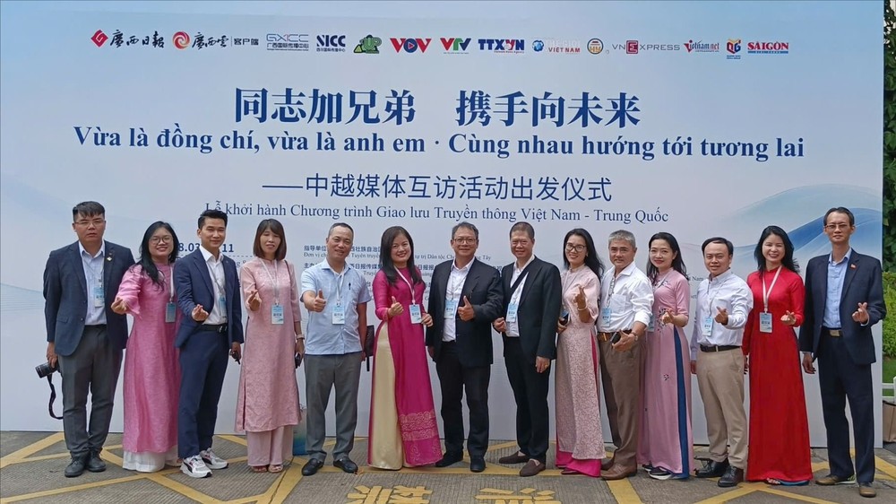 The Vietnamese press delegation poses for a commemorative photo at Guangxi Daily on the afternoon of August 4, 2025. gen-h-quang-tay-25-1261.jpg.jpg