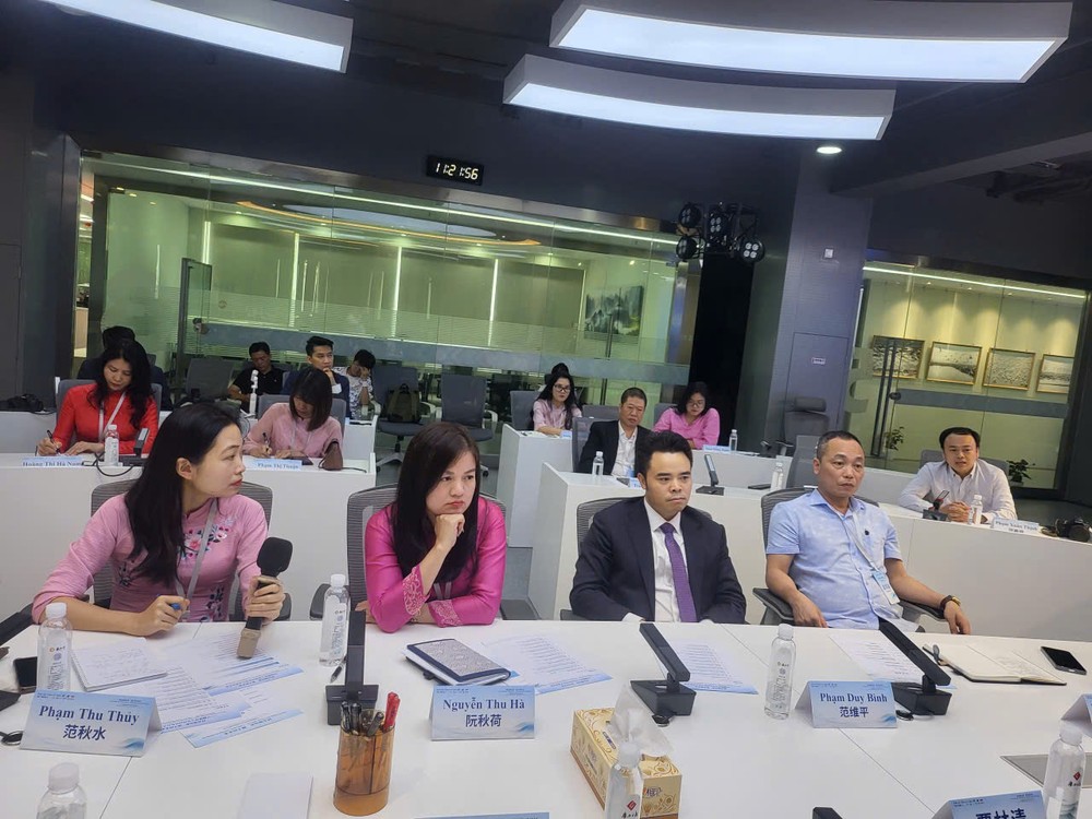 The Vietnamese press delegation at the working session gen-h-z6872152854390-8836e28dee488e9db1320a3accde3183-2089-7909.jpg.jpg