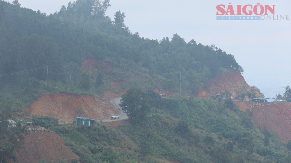 National Highway 28B through Dai Ninh Pass in Lam Dong remains in disarray. nghi9937-6015-4449.jpg.jpg
