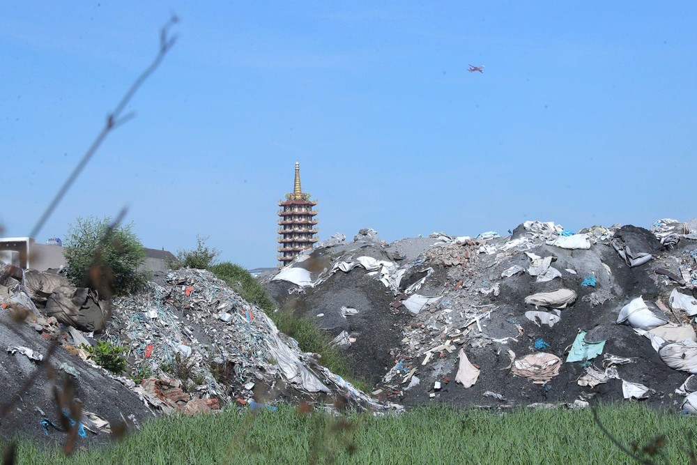 Around 400,000 tons of industrial slag remain stockpiled in Man Xa. xi-6703-3970.jpg.jpg