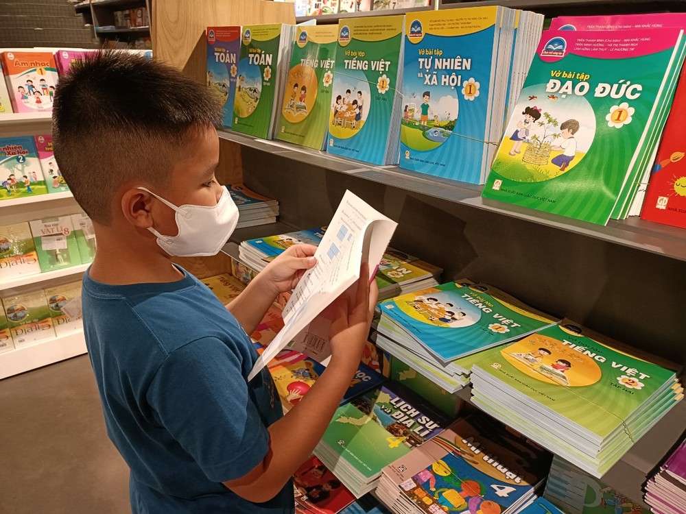 A pupil shops for textbooks ahead of the new school year. z4637394179957-e7e16bd42a1965f3253766c5813ed8f4-6952.jpg.jpg