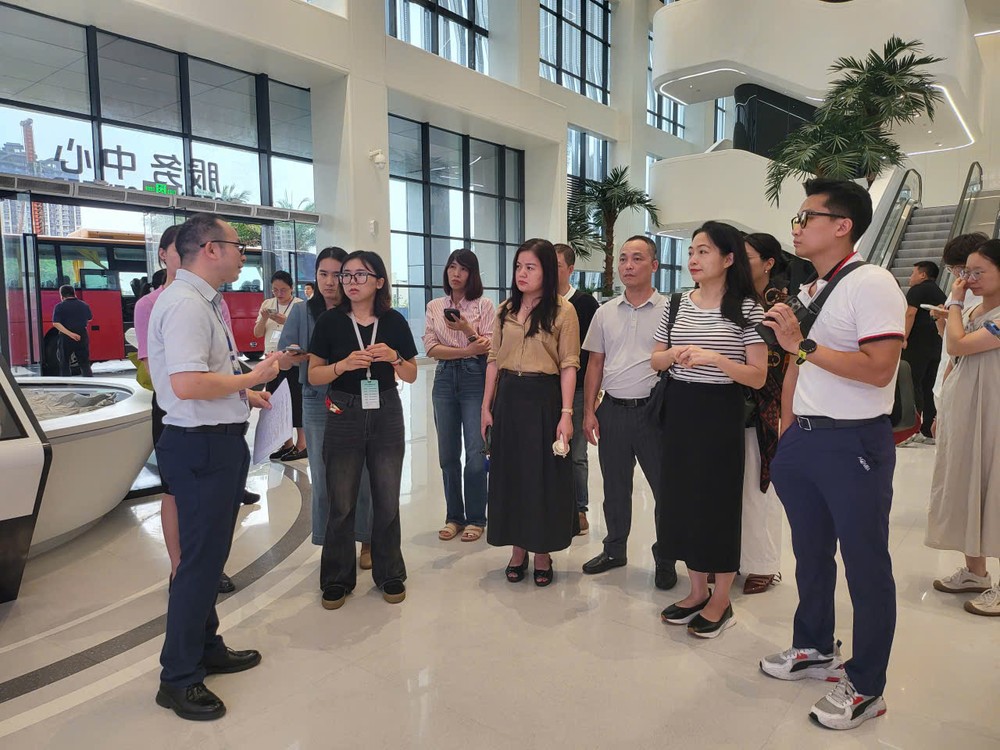 The Vietnamese press delegation pays a working visit to the China–ASEAN Artificial Intelligence Cooperation Center in Nanning City, Guangxi Province, China. gen-h-z6879577296898-cb227525eb4378a95f9533ab6d57a4c1-5167-4268.jpg.jpg