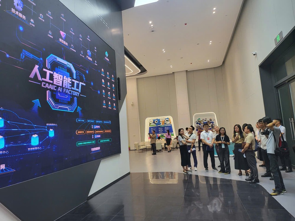 The Vietnamese press delegation pays a working visit to the China–ASEAN Artificial Intelligence Cooperation Center in Nanning City, Guangxi Province, China. gen-h-z6879577328262-24227403b17fe5536f3455d7b023fbff-2351-7027.jpg.jpg