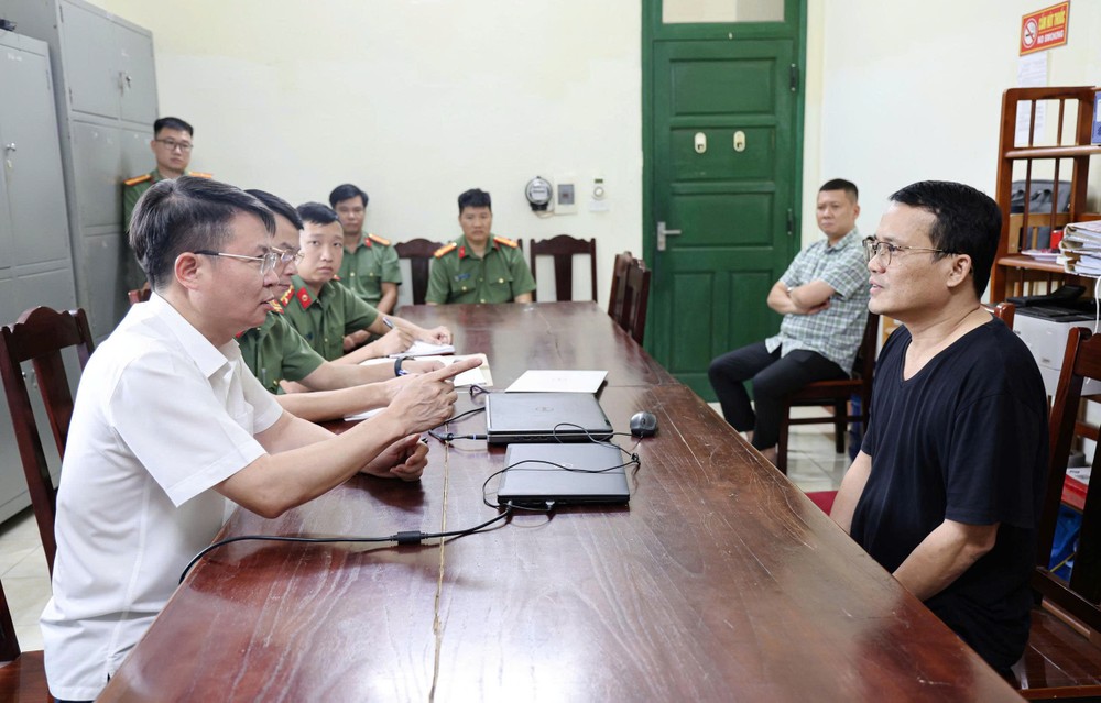 Major General Nguyen Minh Tuan, Director of the Phu Tho Provincial Police (in white shirt), personally interrogates the suspects. 2-8768-3765.jpg.jpg