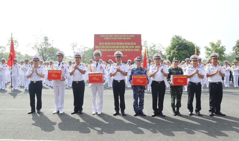 Command leaders and agency representatives present gifts to the forces. 5-7222-3393.jpg.jpg