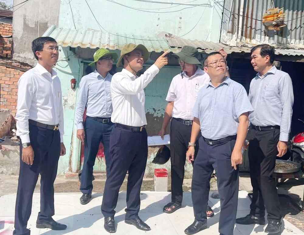 HCMC Vice Chairman Bui Xuan Cuong inspects sites to ensure safety ahead of the project groundbreakings. buixuancuong-8535-1059.jpg.jpg