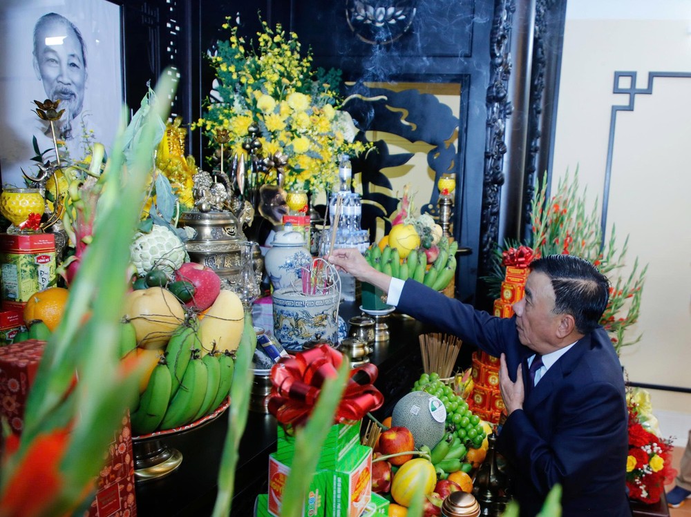 Mr. Tran Cam Tu offers incense at President Ho Chi Minh’s altar at the 48 Hang Ngang historic site. img-20250818-105155-1027-8776.jpg.jpg