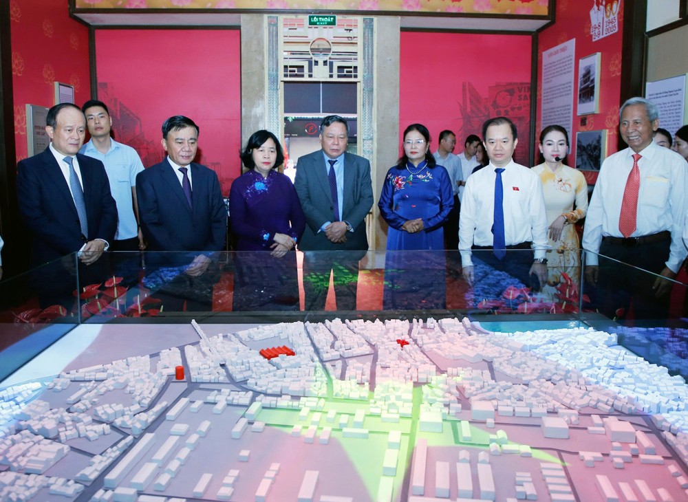 Central and Hanoi delegates view display models at the exhibition. img-20250818-105203-7010-5079.jpg.jpg