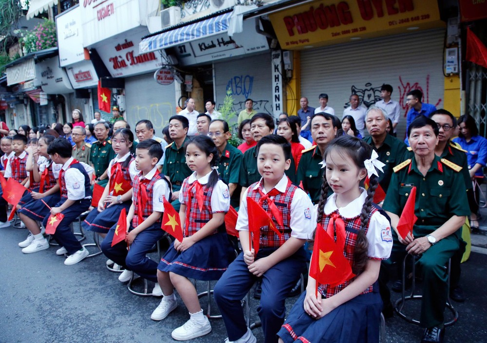Children and people from all walks of life in the capital attend the event at 48 Hang Ngang. img-20250818-105206-9012-1519.jpg.jpg