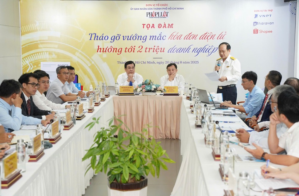 The roundtable brings together leaders of the HCMC Department of Finance and the HCMC Tax Department, along with experts, businesses, and market vendors. e2caa91c13ff9ba1c2ee-4037-8228.jpg.jpg