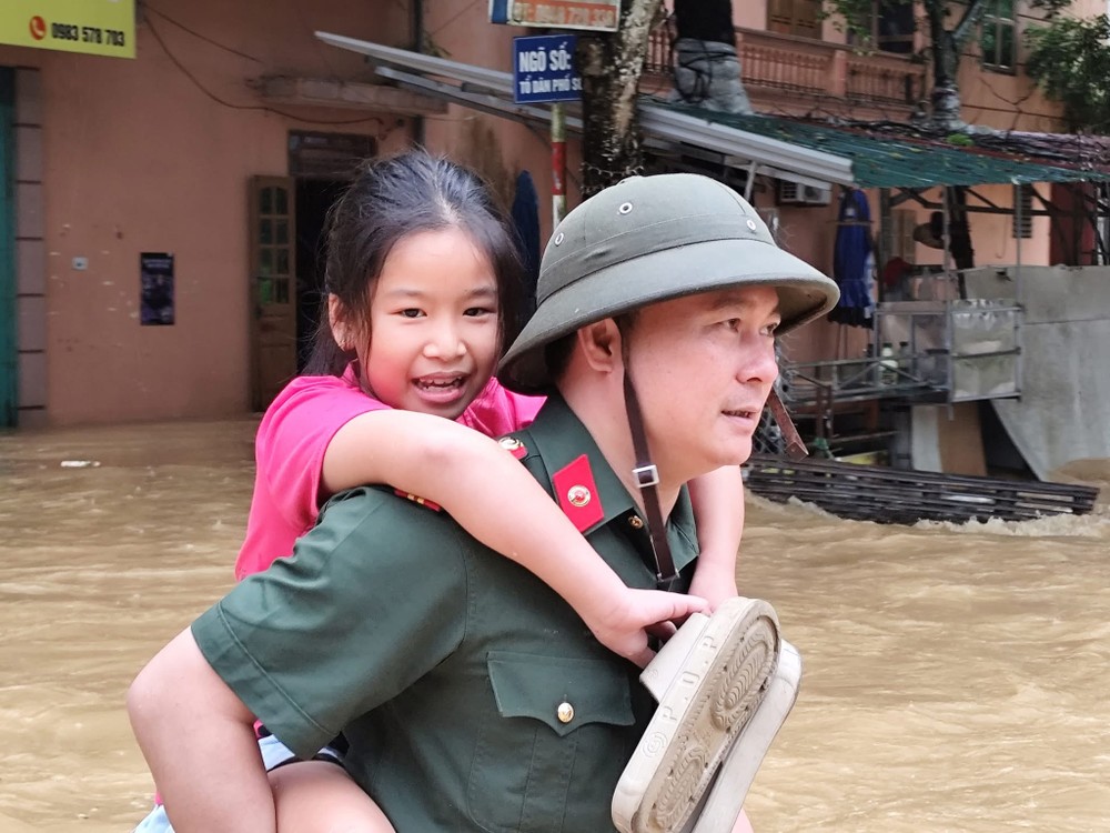 Authorities evacuate children from flooded homes in Vo Nhai Commune, Thai Nguyen Province. img-1510-6474-2034.jpeg.jpg
