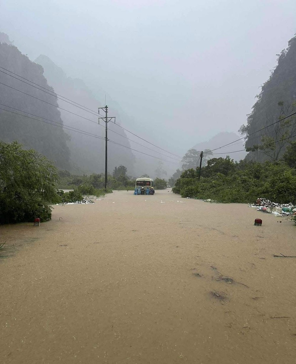 Traffic through Huu Lien Commune (Lang Son Province) has been cut off by heavy rains. img-1514-3749-1841.jpeg.jpg