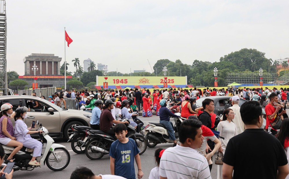 By midday on August 21, large crowds gather at Ba Dinh Square to watch the rehearsal of the A80 military parade and procession. z6928993164478-57f349da698edbabed68f06a39c0813c-7538-270.jpg.jpg