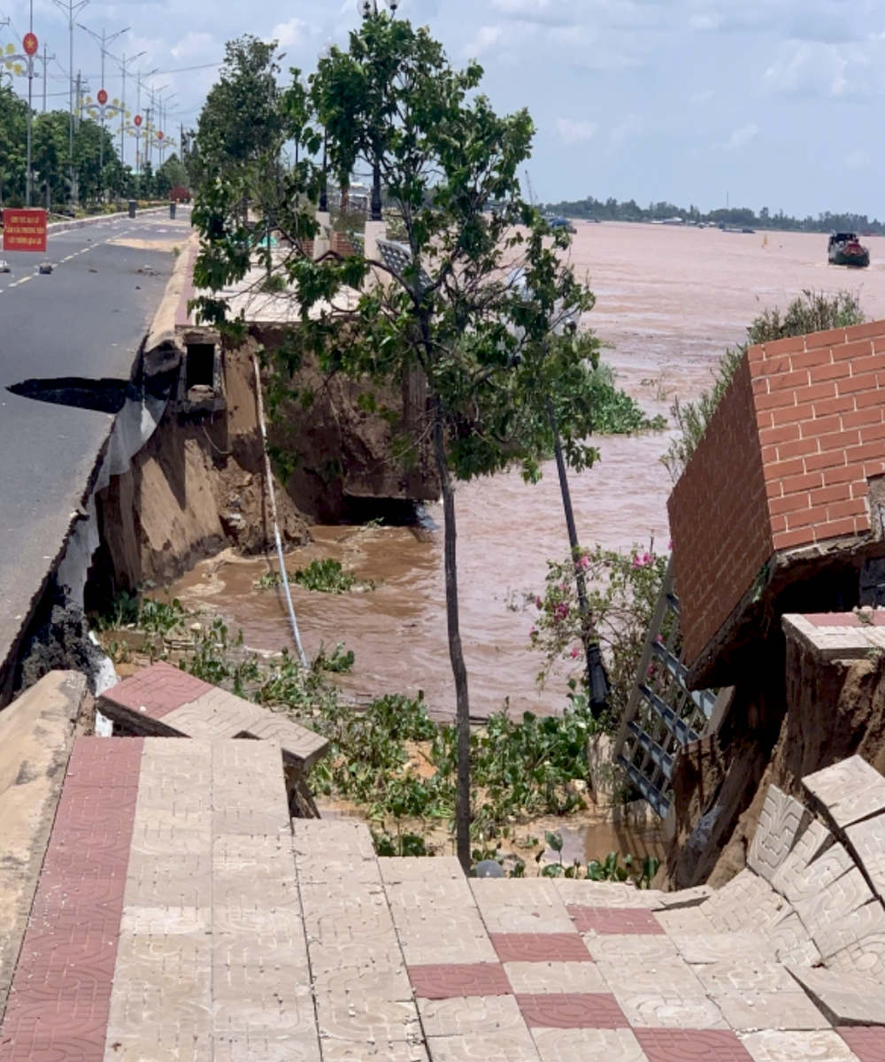 Landslide at Thuong Thoi Tien Embankment (Tien River Bank) sat-lo-ke-dt-8298-5590.png.png
