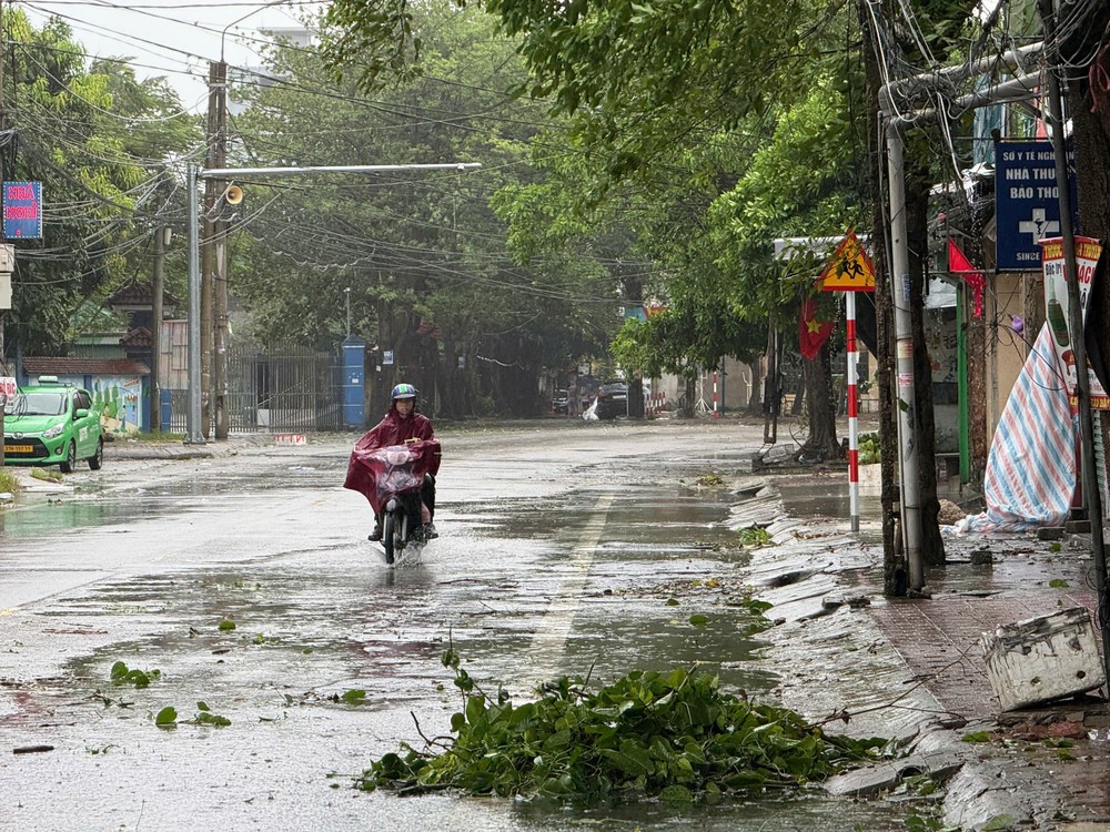 After 3 p.m. in Truong Vinh Ward, Nghe An Province, winds and rain begin to ease. z6943125248082-0511797dad5091560e8accfff7729a80-1905-7263.jpg.jpg