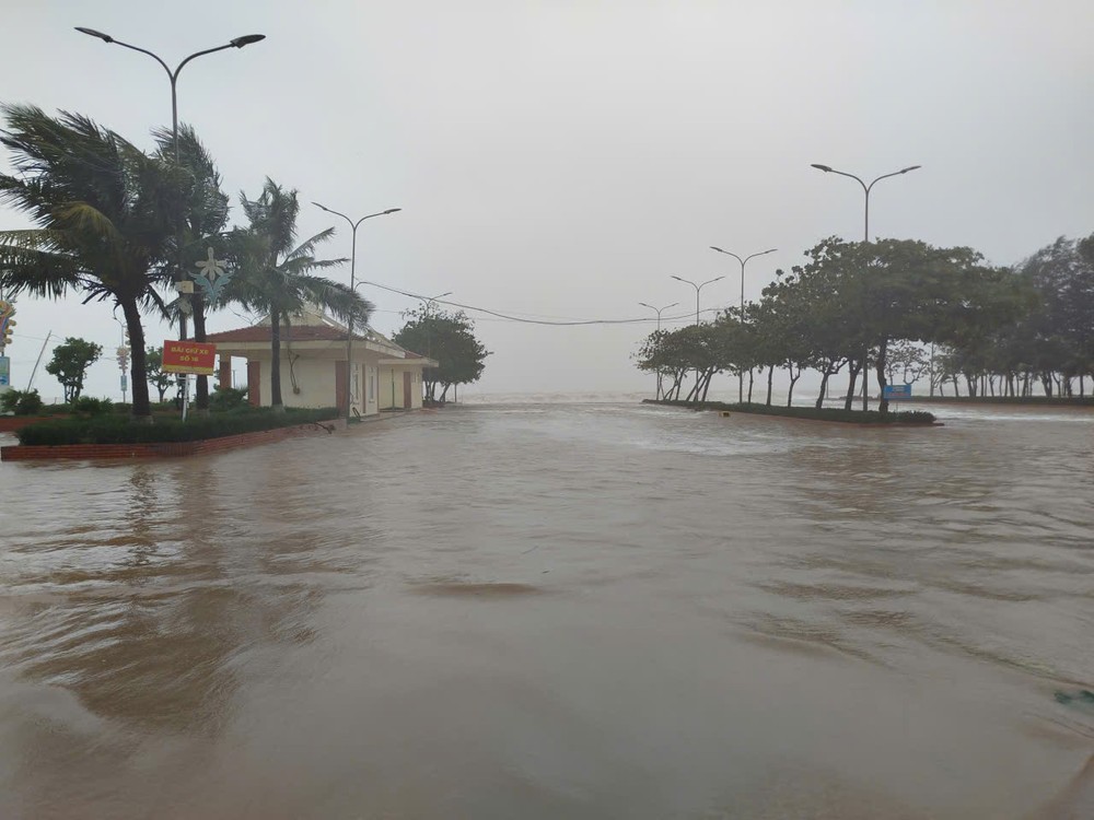 In Cua Lo Ward, the winds have subsided, but the sea waves continue to rise. z6943133634620-4031c317ce4511711c06b22b3ed0510e-51-3962.jpg.jpg
