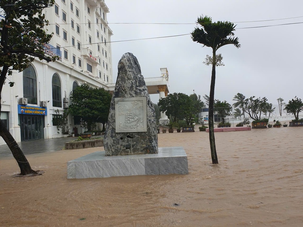 Many roads in Nghe An are flooded. z6943153699214-f37762a74ae270eb844d15b1b4ba857b-5825-9147.jpg.jpg