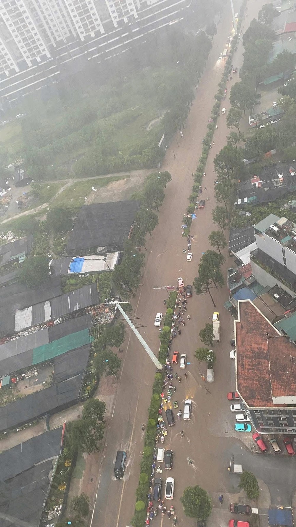 Le Quang Dao Street is submerged along a long stretch. 537022865-2173215543182395-8992877592763591091-n-4185-1391.jpg.jpg