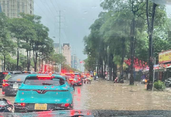Me Tri Street is gridlocked due to flooding. 539239531-3961048954109503-2727908377510525962-n-2721-6235.jpg.jpg