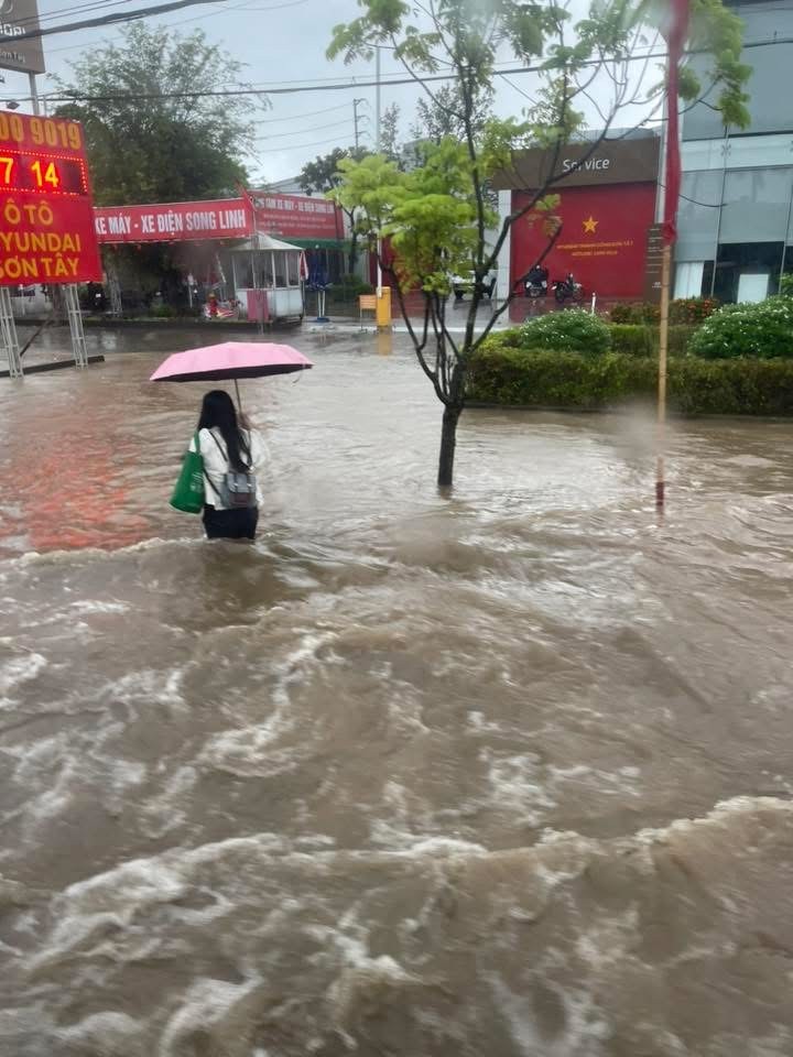 Floodwaters swamp Hanoi on the morning of August 26, forcing residents to wade to school and work. img-1812-4675-9470.jpeg.jpg