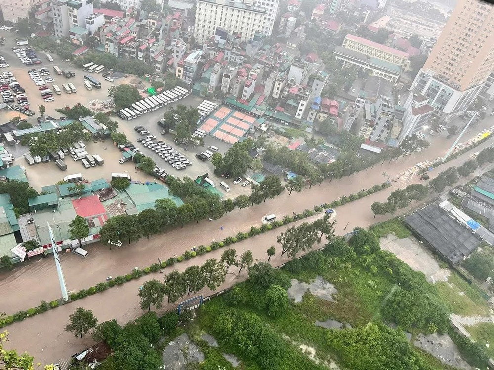 Le Van Luong–To Huu Street turns into a “river” on the morning of August 26. img-1813-8641-7234.jpeg.jpg