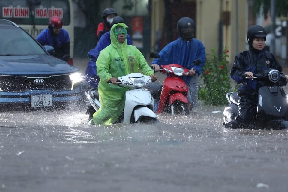Many people struggle to make their way through flooded stretches. img-1818-5725-6959.jpeg.jpg
