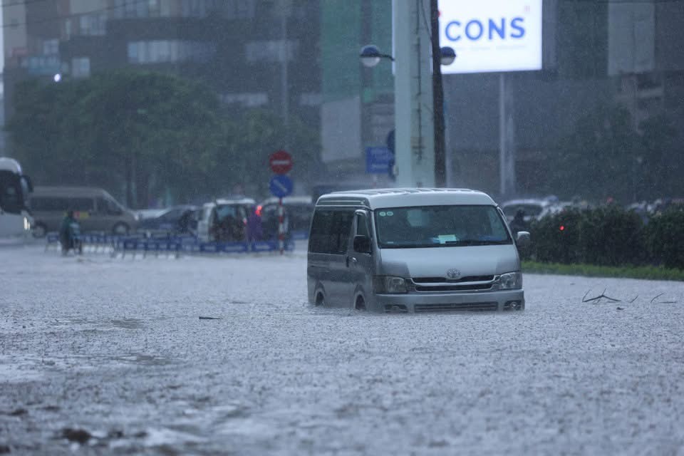 Many vehicles are submerged on the morning of August 26 in Hanoi. img-1819-3224-3254.jpeg.jpg