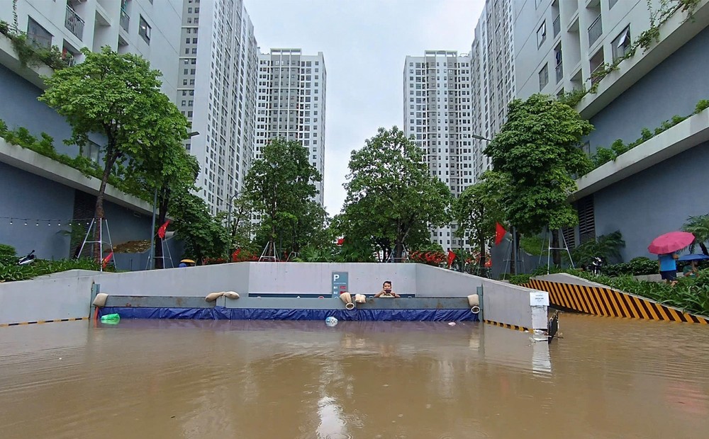 Widespread flooding engulfs a residential complex in Co Nhue Ward. 1-6754-4474.jpg.jpg