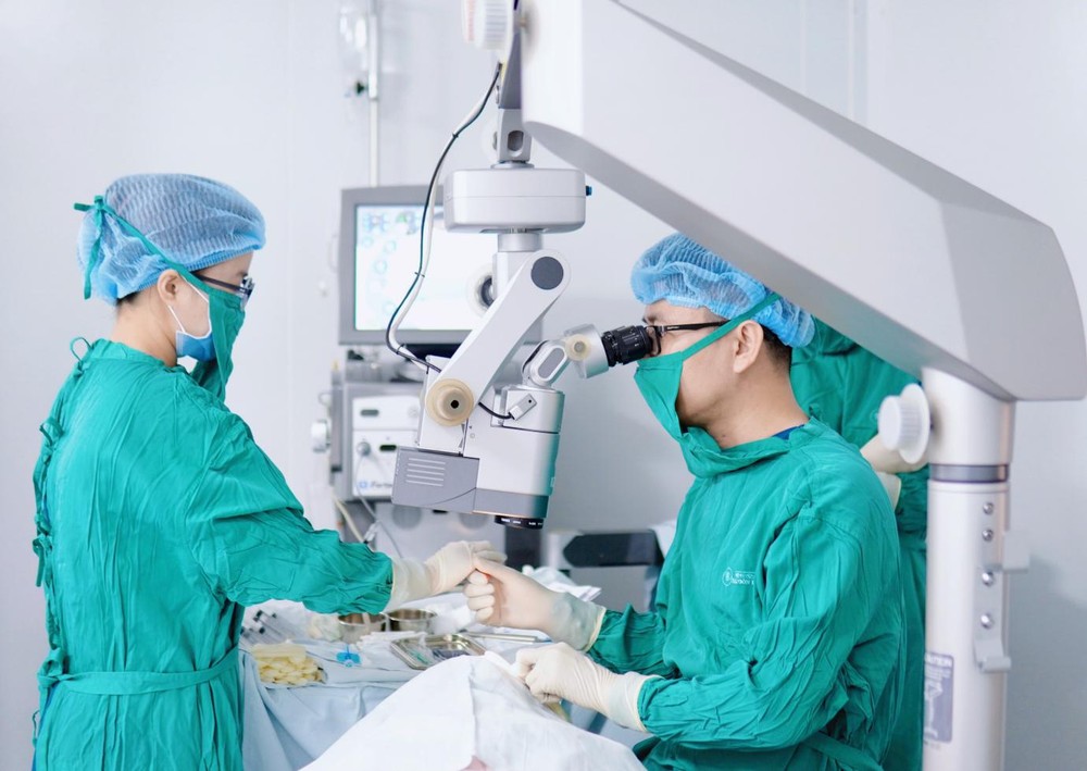 Specialist Level II Doctor Tran Ba Kien performs a Paul Glaucoma Implant procedure on a glaucoma patient. (Photo courtesy of Saigon Dalat Eye Hospital) hinh-bv-mat-1-8314-709.jpg.jpg