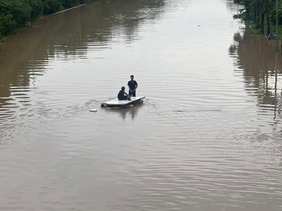 Thang Long Boulevard in western Hanoi looks more like a river. img-1859-2061-5940.jpeg.jpg