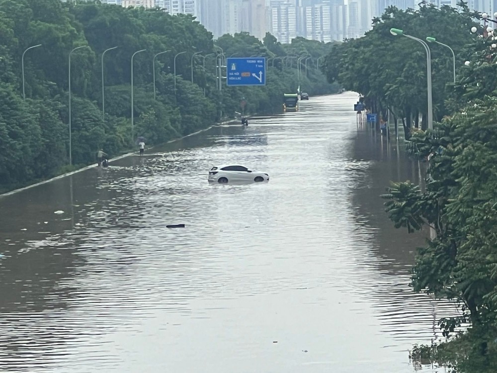 Severe flooding persists along several sections of the frontage roads on Thang Long Boulevard on the afternoon of August 26. img-1860-6073-8375.jpeg.jpg