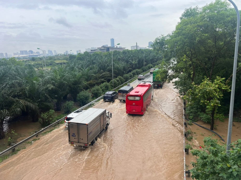 Vehicles wade through floodwaters on Thang Long Boulevard on August 26. img-1861-3569-6587.jpeg.jpg