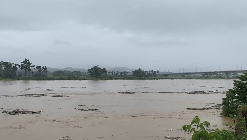 Heavy rains continue in many parts of Northern Vietnam. img-1878-5303-1476.jpeg.jpg